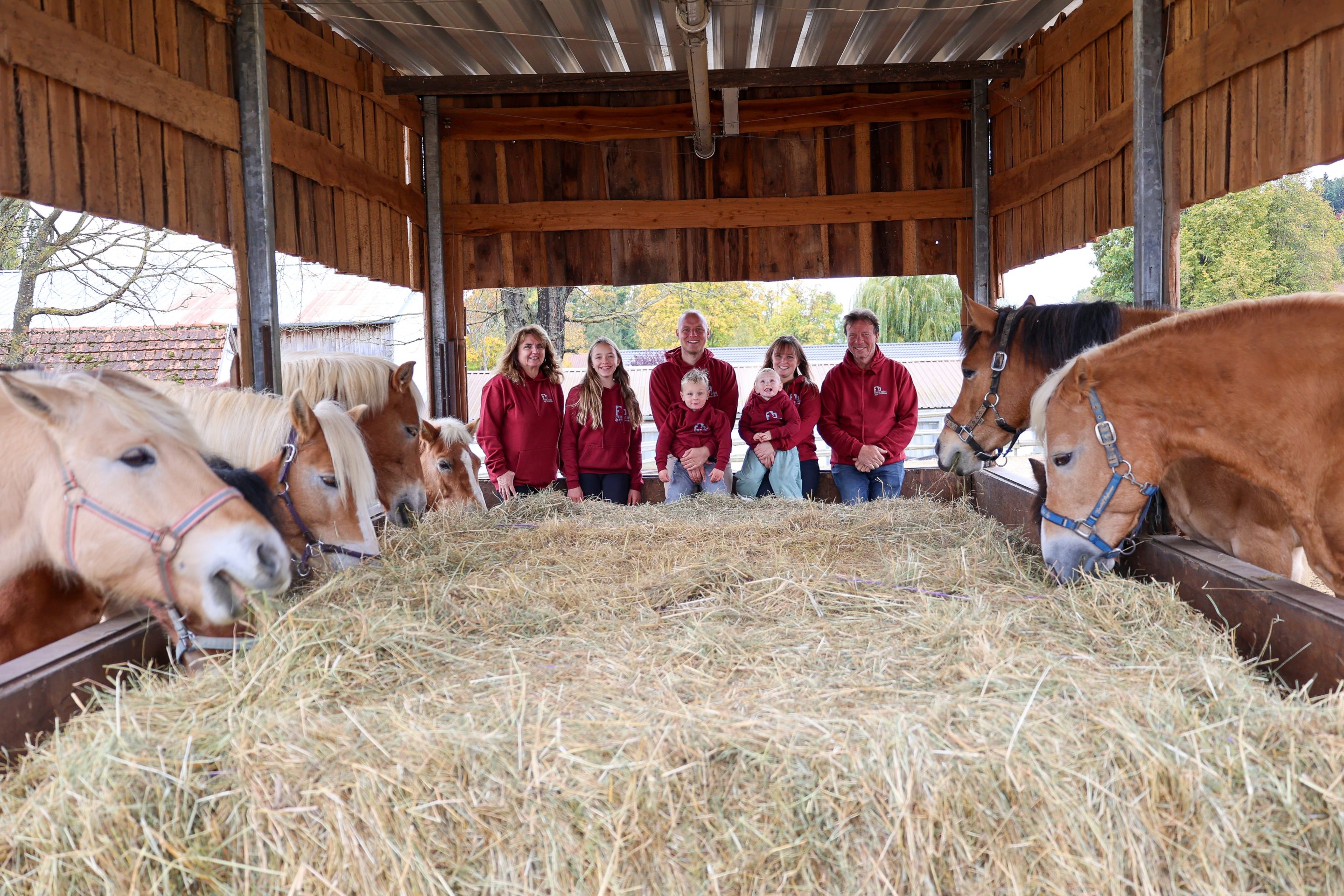 Familie in der Heuraufe