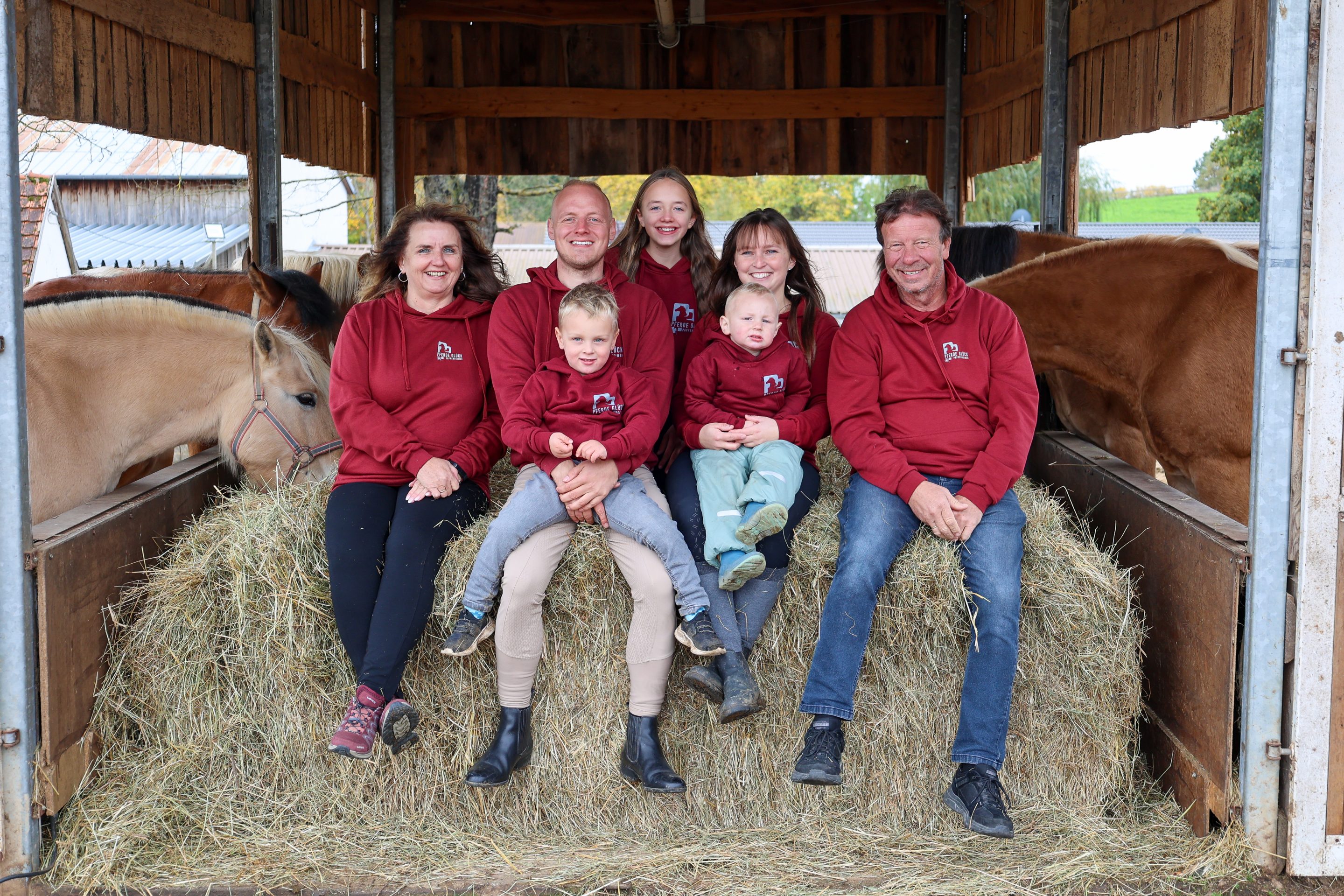 Familie auf dem Heuballen
